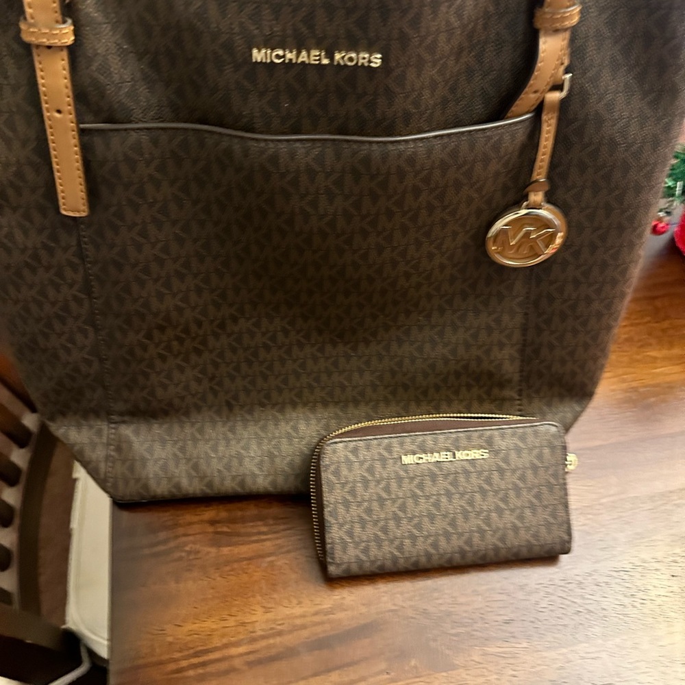 Michael Kors Large East West Tote  with matching wallet . - Picture 5 of 12